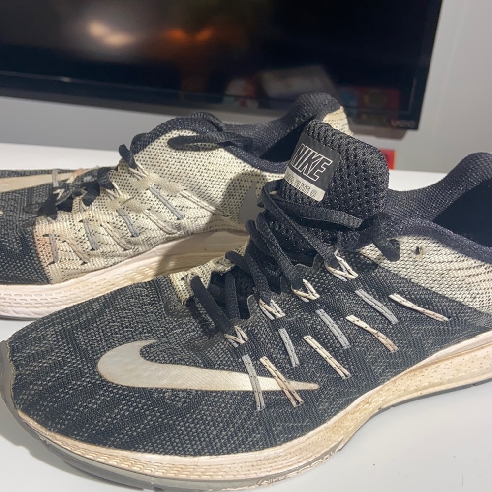 Nike zoom elite shoe. Size 8.5 black and white